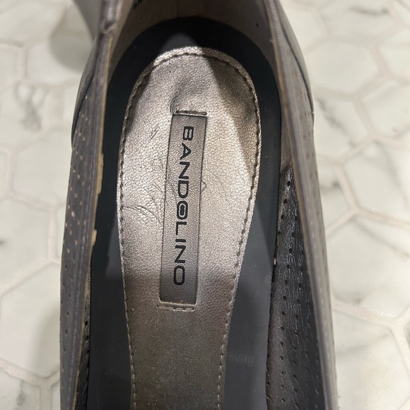Peak toe silver leather upper Bandolino heels with bow, size 8 - Picture 5 of 8